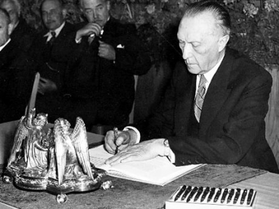 Adenauer bei der Unterzeichnung des Grundgesetzes